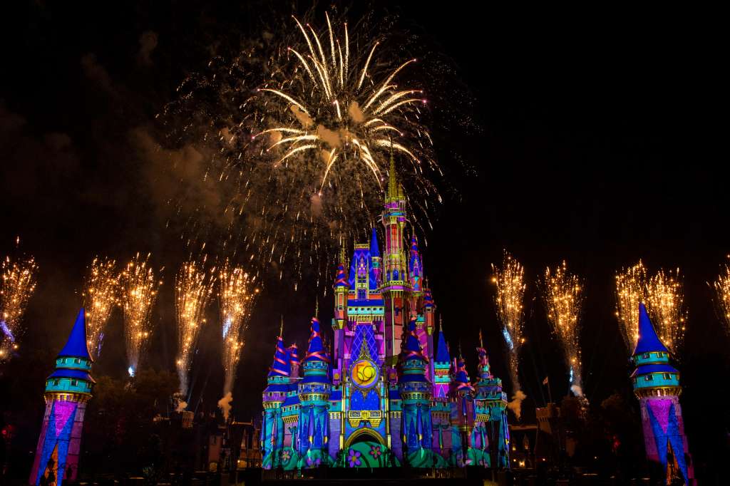 Disney Enchantment, un nuevo espectáculo nocturno donde el Castillo de Cenicienta cobra vida con efectos mágicos.