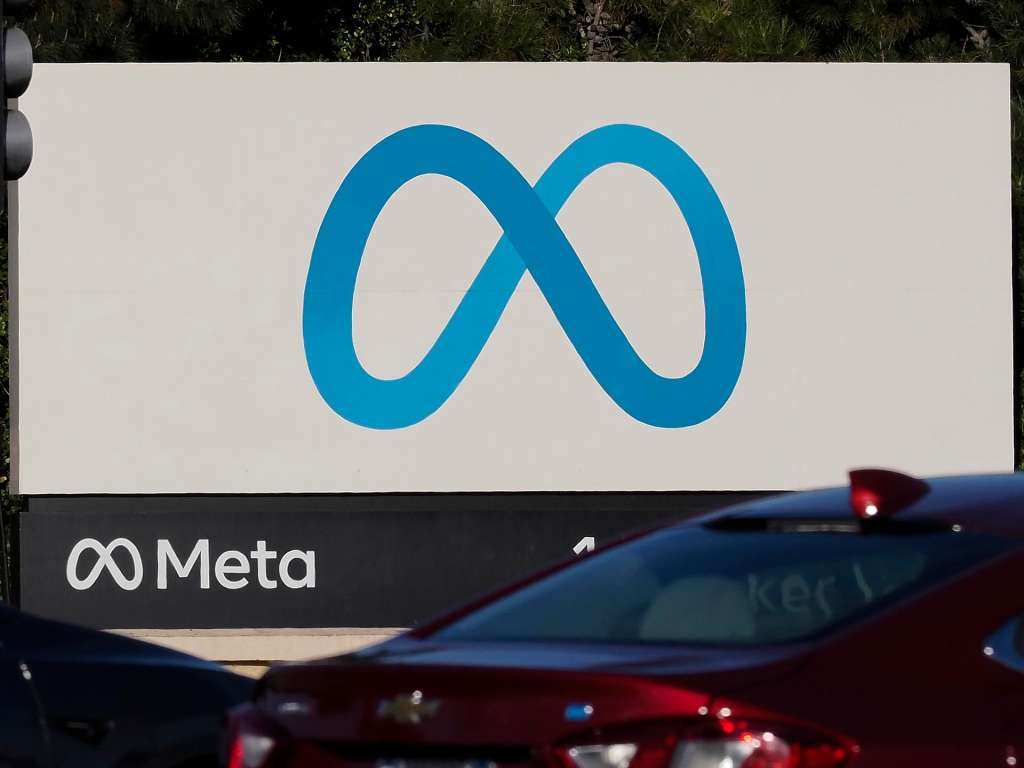 MENLO PARK (United States), 18/11/2025.- Meta signage at the company's headquarters campus in Menlo Park, California, USA, 18 November 2025. In a major win for tech giant Meta, US District Court Judge James E. Boasberg ruled Meta did not violate antitrust law in its acquisitions of Instagram and WhatsApp. EFE/EPA/JOHN G. MABANGLO