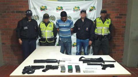 En camión de transporte de carne, autoridades encuentran armas de largo alcance