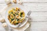 Prepara una deliciosa pasta cremosa con pollo y champiñones