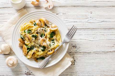 Prepara una deliciosa pasta cremosa con pollo y champiñones