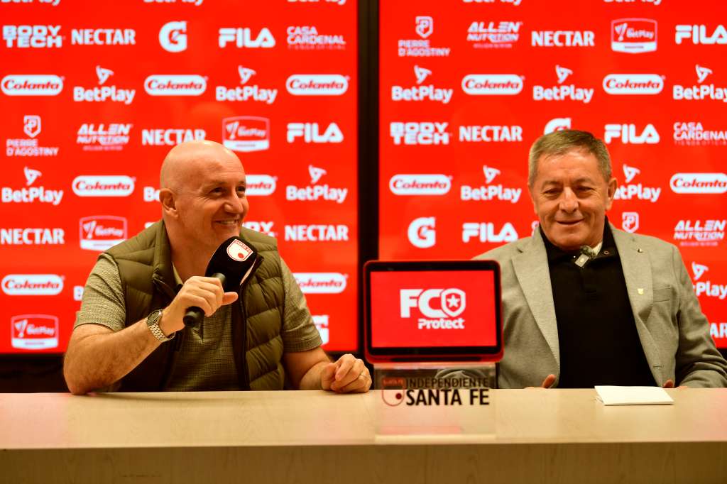 Presidente de Independiente Santa Fe y Pablo Repetto , técnico uruguayo (de chaleco), durante su presentación oficial como técnico cardenal.
