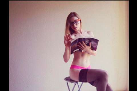 La novia sexy del espía de la CIA causa revuelo con su blog