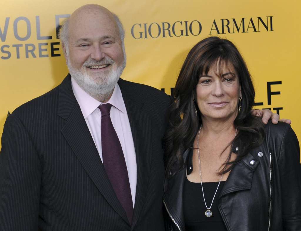 AME14. BOGOTÁ (COLOMBIA), 14/12/2025.- Fotografía de archivo del 17 de diciembre de 2013 del director estadounidense Rob Reiner (i) y su esposa Michele Singer posando a su llegada al estreno de 'The Wolf Of Wall Street', en el Teatro Ziegfeld en Nueva York (Estados Unidos). El actor, director y productor estadounidense Rob Reiner, de 78 años, fue encontrado muerto este domingo en su casa de Brentwood (Los Ángeles) junto a su esposa, Michele Singer, quienes al parecer habrían sido apuñalados, informó la revista Variety.EFE/ Peter Foley ARCHIVO
