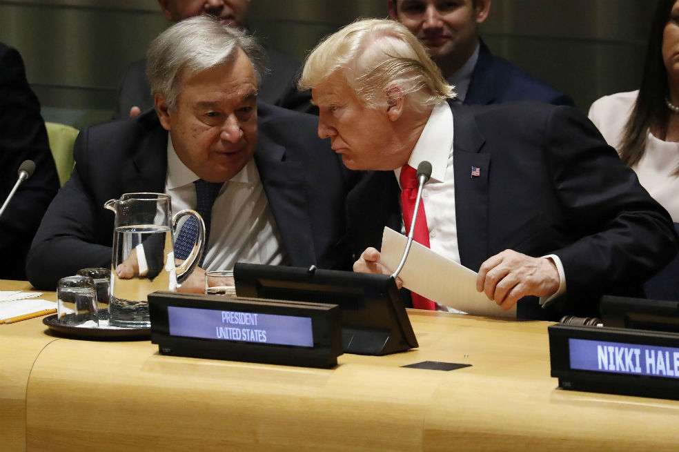 El presidente de los Estados Unidos, Donald Trump (d), conversa junto al secretario general de la ONU, Antonio Guterres, en el marco de la Asamblea General. / EFE