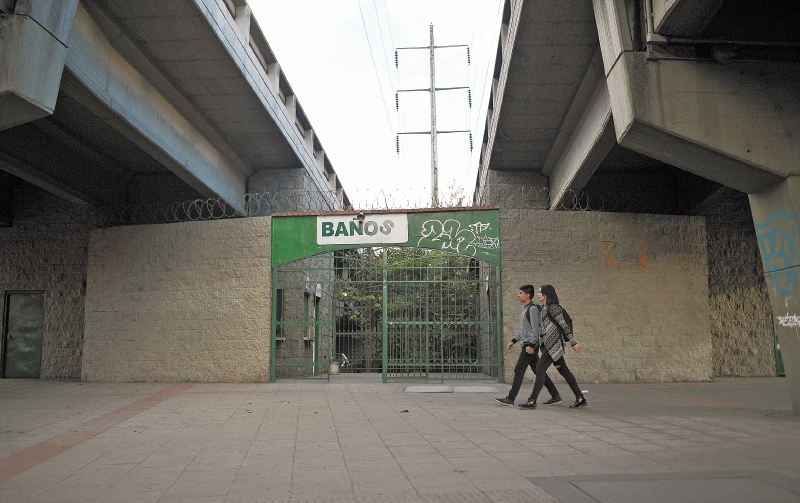 Bajo el puente de la avenida Boyacá con autopista Sur está uno de los 113 baños que hay en la ciudad. / Fotos Gustavo Torrijos