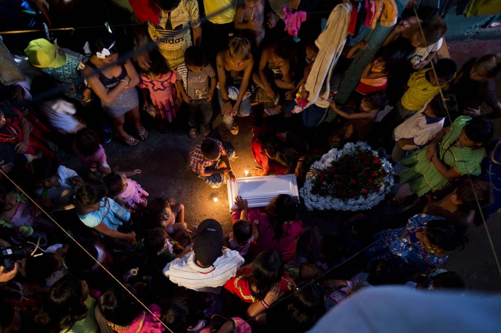 Más de 40 familias indígenas desplazadas de la comunidad embera durante el sepelio de Estefanía Quemara. /AFP