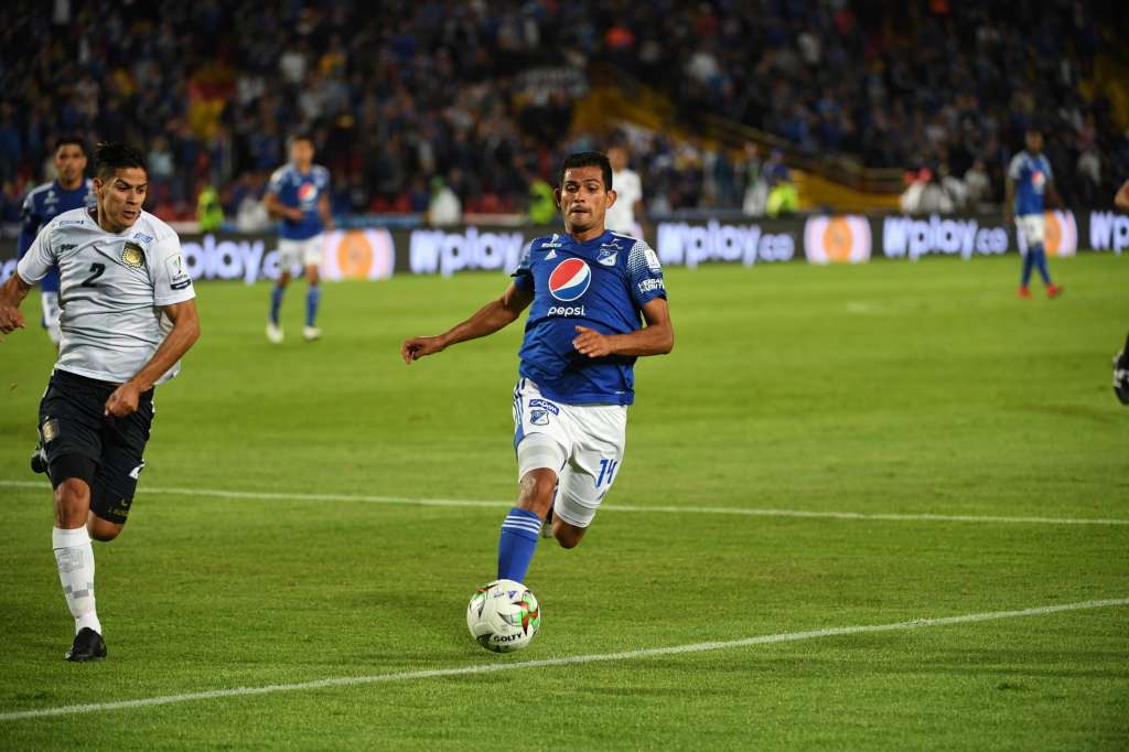 Volante de Millonarios durante partido ante el Boyacá Chico en el estadio el Campín de Bogotá