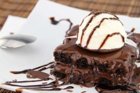 Brownie casero con helado ¿Cómo prepararlo en casa?