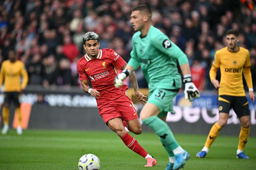 Luis Díaz (Liverpool) presiona al portero Sam Johnstone (Wolverhampton) durante la sexta fecha de la Premier League 2024-25.
