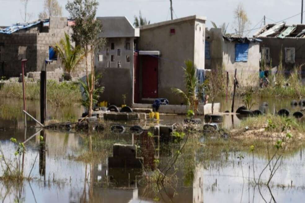 Las calles de Tica, Mozambique, permanecen inundadas tras el paso del ciclón.  / EFE/ Tiago Petinga