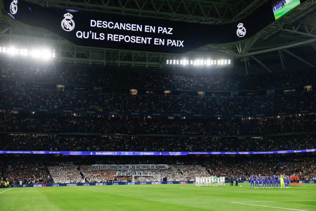 MADRID, 20/01/2026.- Minuto de silencio con motivo de las víctimas del accidente de trenes en Adamuz este martes, durante el encuentro correspondiente a la Liga de Campeones UEFA, entre el Real Madrid y el AS Mónaco, en el estadio Santiago Bernabéu en Madrid. EFE/ Juanjo Martín