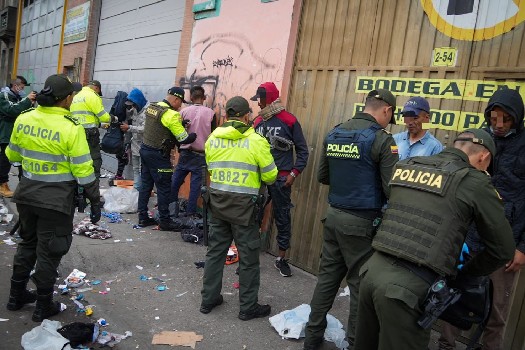 La mañana de este viernes 3 de mayo, 250 uniformados se tomaron las calles del barrio San Bernardo, en el centro de Bogotá. 13 personas fueron capturadas.