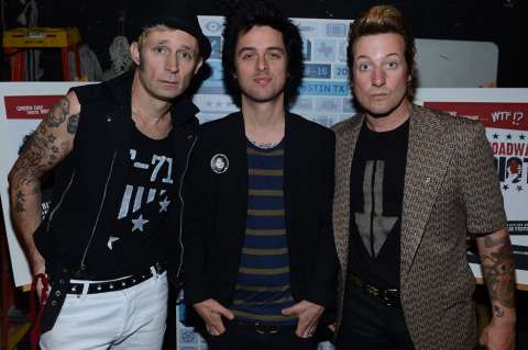Con beso de fan, Green Day regresó a los escenarios