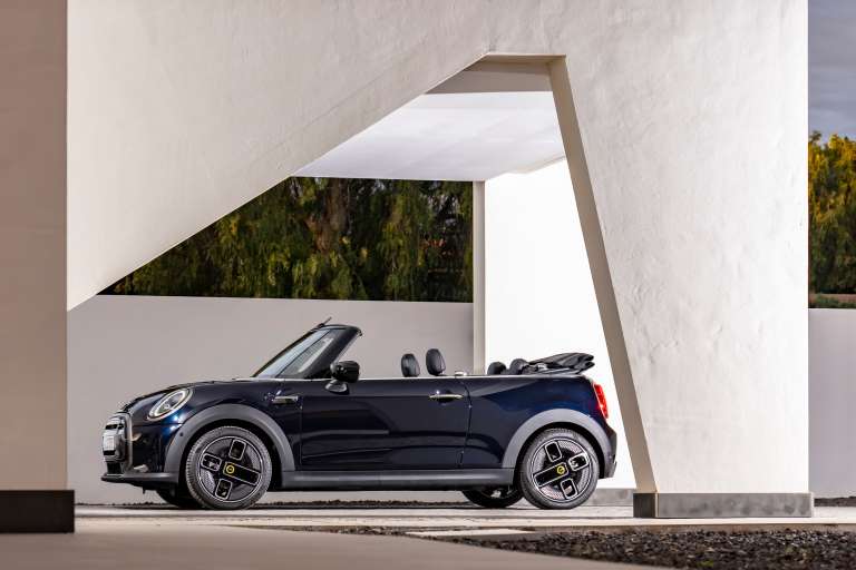 Mini fabricará 999 unidades del convertible y estarán disponibles a partir de abril de 2023.