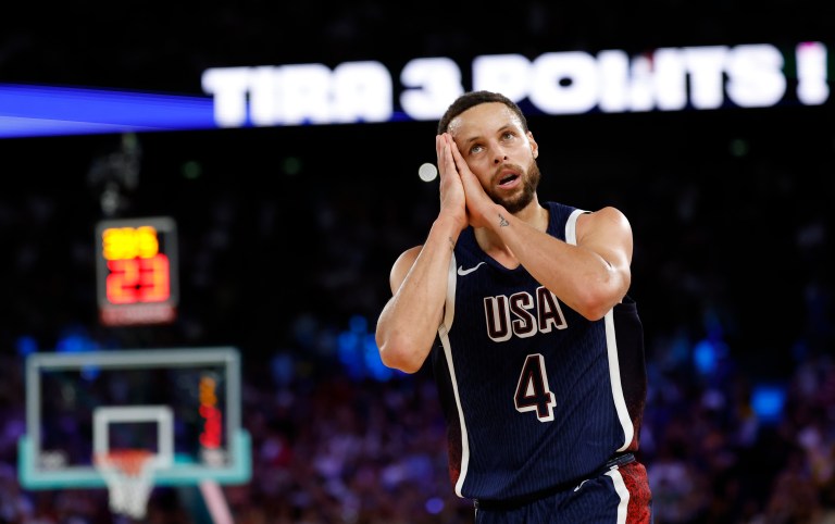 Paris (France), 10/08/2024.- Stephen Curry of USA celebrates scoring during the Men Gold Medal game France vs USA of the Basketball competitions in the Paris 2024 Olympic Games, at the South Paris Arena in Paris, France, 10 August 2024. (Baloncesto, Francia) EFE/EPA/CAROLINE BREHMAN