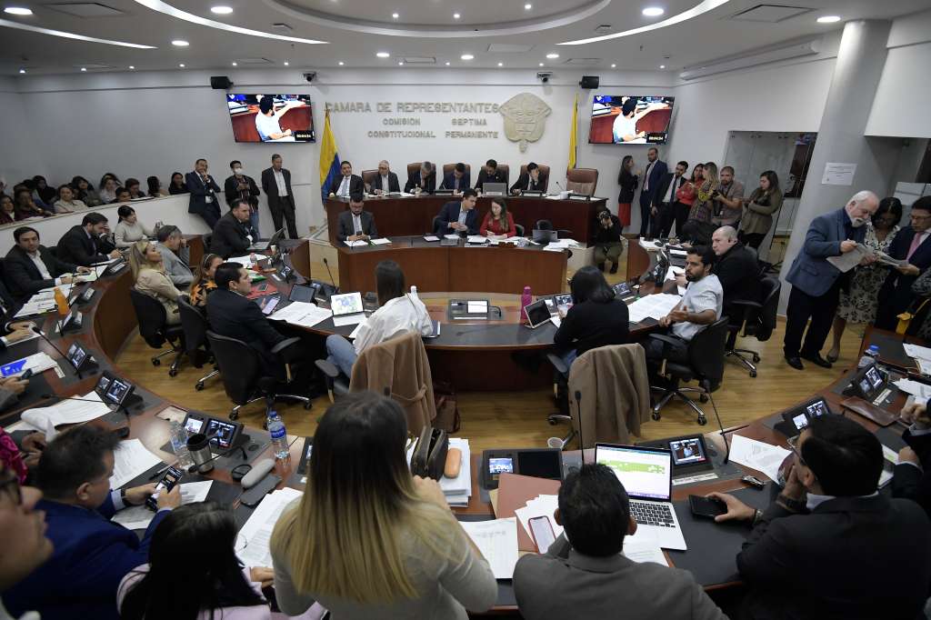 Debate realizado en la Comisión Séptima de la Cámara de Representantes al que asistieron ministros y congresistas como: Mauricio Lizcano, MinTic; Guillermo Alfonso Jaramillo, ministro de Salud; Catalina Velasco Campuzano, ministra de Vivienda y los congresistas: David Racero; Agmeth Escaf, Ciro Alejandro Ramírez, Andres Eduardo Forero entre otros.