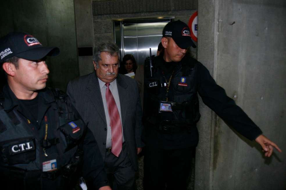 El general (r) del Río es custodiado por agentes del CTI. / Archivo El Espectador