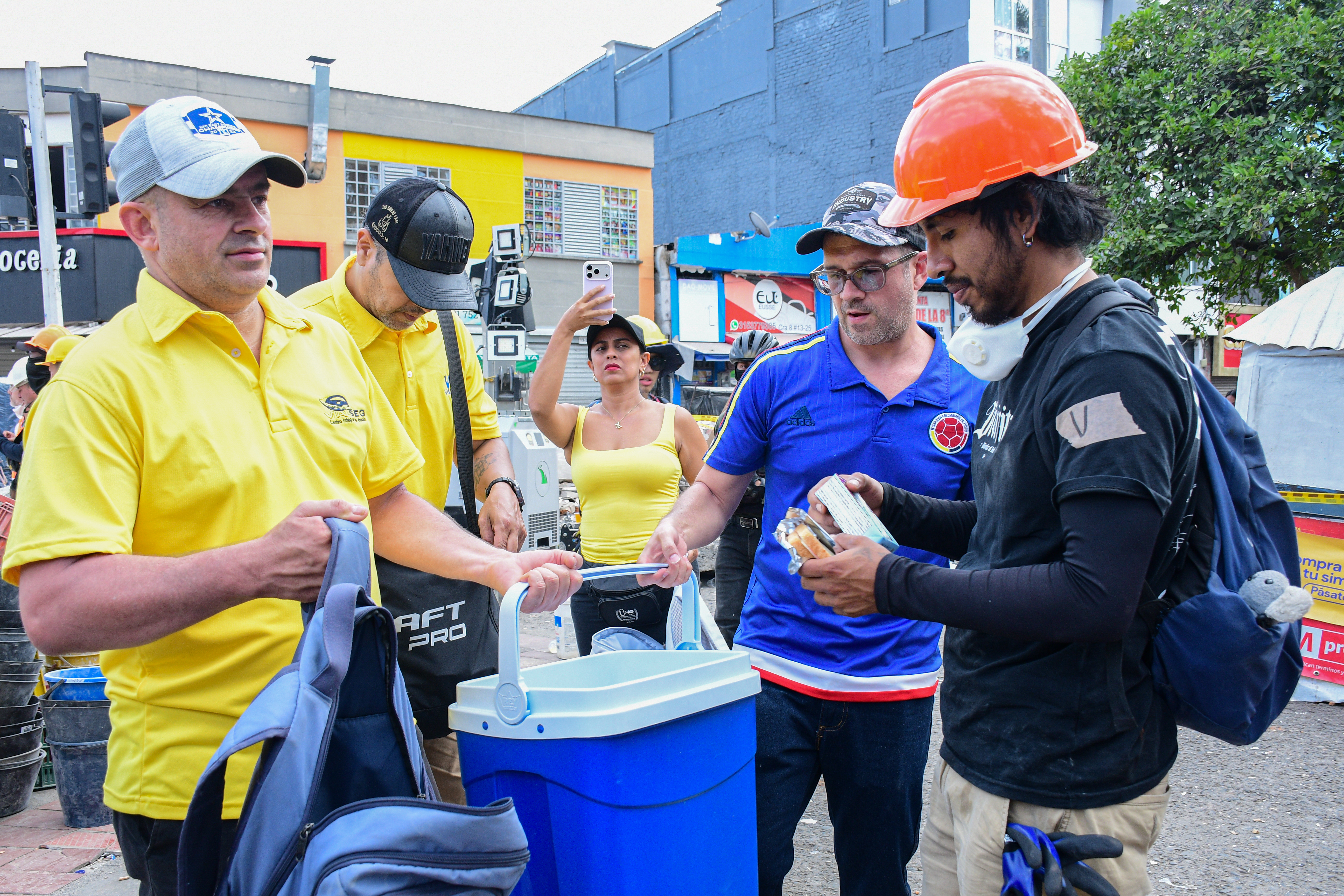 Jhon Muñoz convirtió su academia de conducción en Pereira en un punto de apoyo para la emergencia. Junto con su equipo, ha recorrido varias zonas repartiendo agua, jugos y sánduches entre las personas damnificadas y quienes trabajan en las labores de rescate.