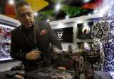 Artista colombiano inmortaliza celebridades usando miles de cristales
