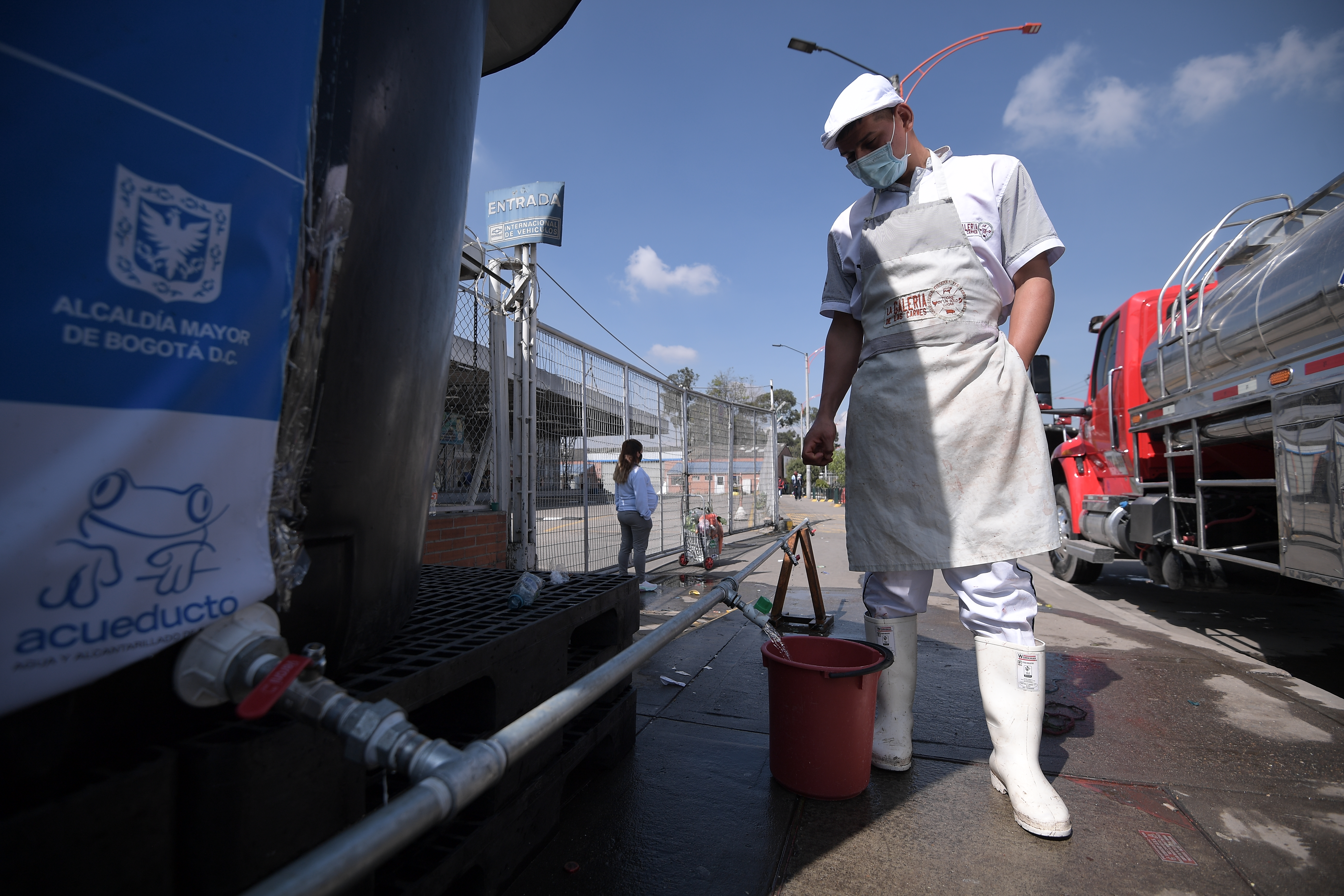 Bogotanos se abastecen de agua potable en carrotanques, tras la suspensión del servicio.