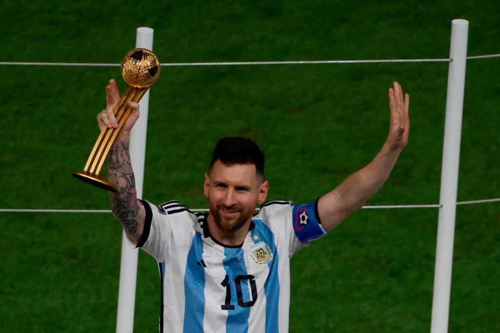 GR7513. LUSAIL (CATAR), 18/12/2022.- Lionel Messi de Argentina celebra hoy, tras ganar la final del Mundial de Fútbol Qatar 2022 entre Argentina y Francia en el estadio de Lusail (Catar). EFE/ Alberto Estevez