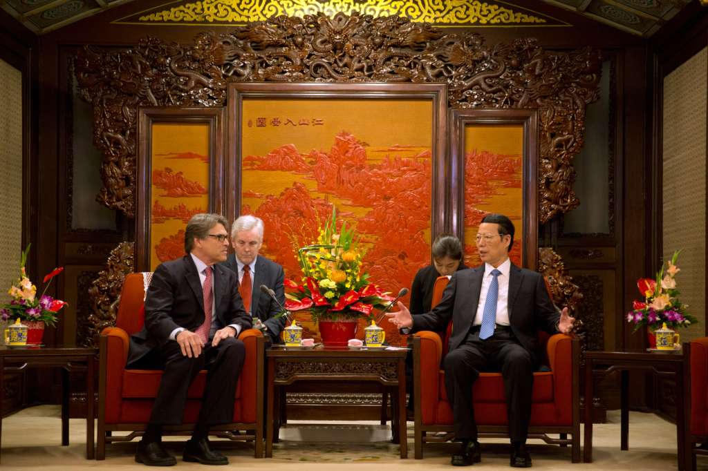 El secretario de Energía de los Estados Unidos, Rick Perry, escucha al viceprimer ministro chino, Zhang Gaoli, durante una reunión en el complejo de líderes de Zhongnanhai, en Beijing. /AFP