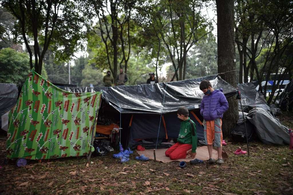 Son cerca de 470 personas, entre ellas 115 niños, 15 adultos mayores y 15 mujeres embarazadas, que esperan a que las autoridades migratorias autoricen su regreso a casa.
