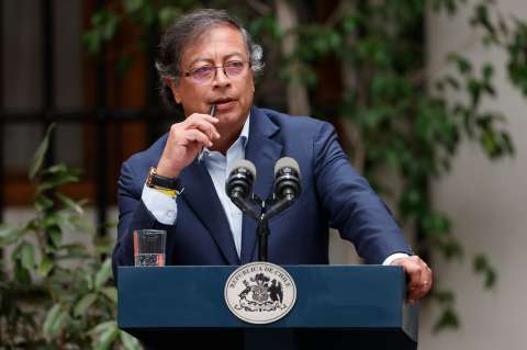 Paz total y cambio climático, los temas que llevará Petro al Foro de Davos