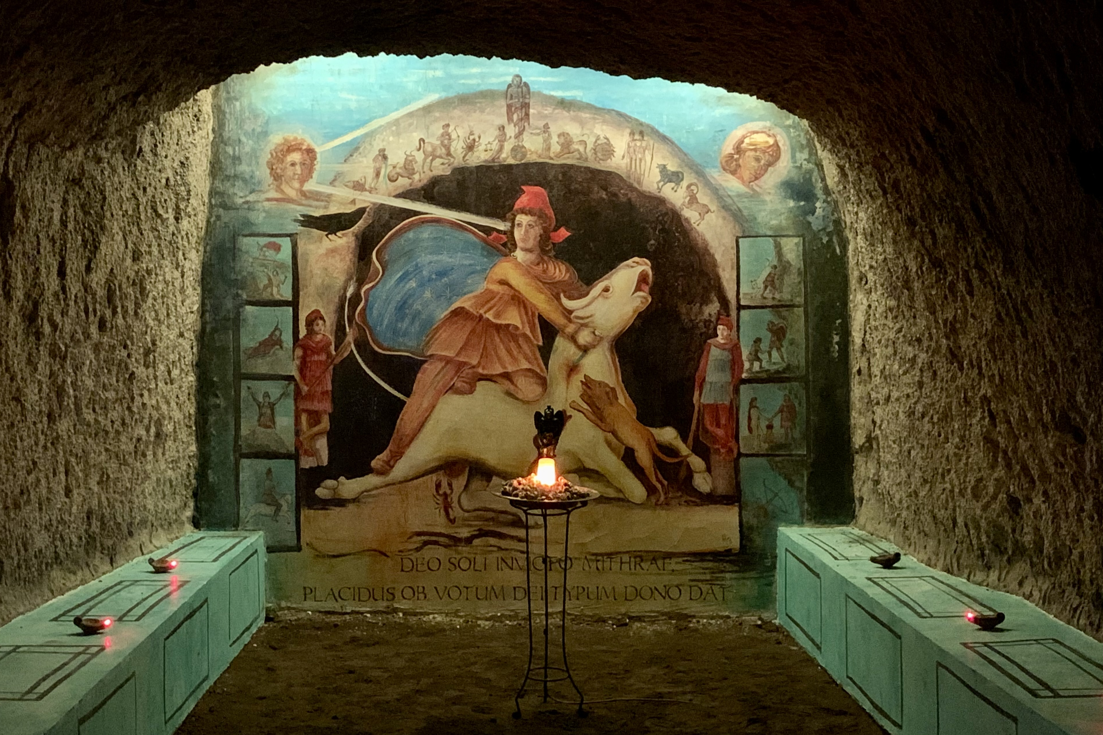 ROMA, 01/12/2022.- Bajo las calles de Roma, a 15 metros de profundidad, se esconde un oscuro laberinto excavado por esclavos que durante dos mil años sirvió a la Ciudad Eterna como cantera, cementerio, templo pagano o criadero de setas, y que ahora los curiosos recorren a pie o en bicicleta. En la imagen, Rreconstrucción de un templo de la religión del mitraísmo. EFE/ Raül Martínez Mendo