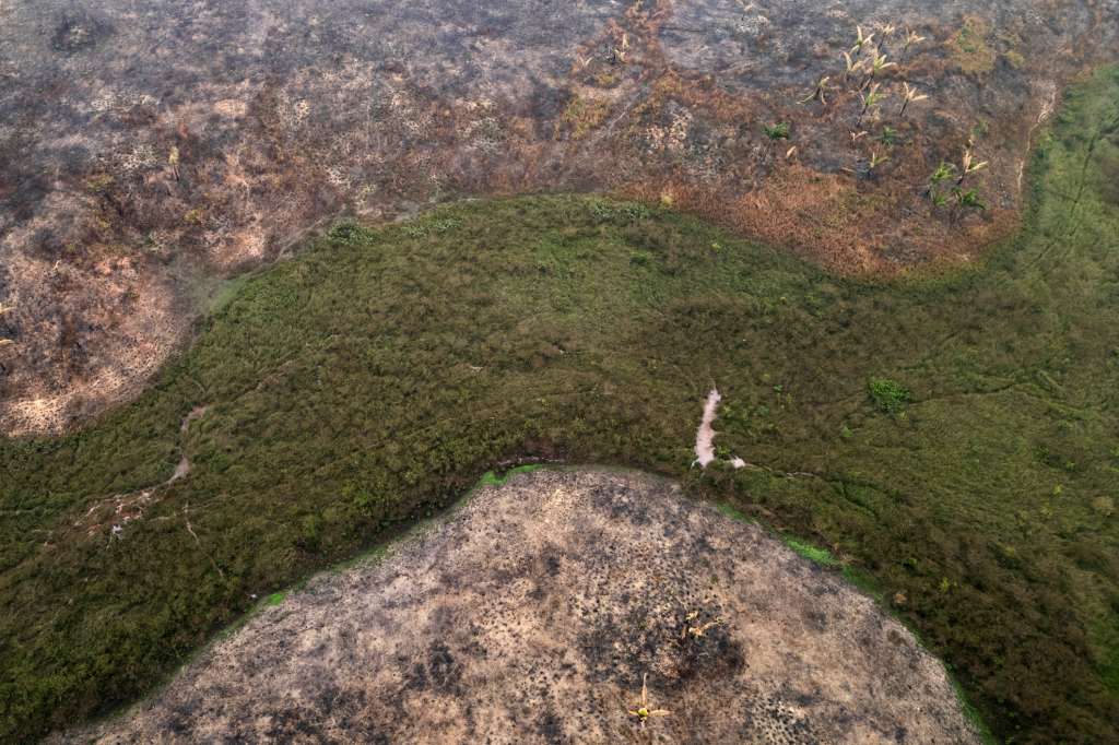 AME1613. PORTO VELHO (BRASIL), 28/11/2024.- Fotografía aérea que muestra una zona quemada el 09 de septiembre de 2024 en Porto Velho (Brasil). El Gobierno brasileño ha afilado en el último año la precisión de la vigilancia satelital, clave para combatir la deforestación en la Amazonía, si bien los científicos encargados del programa afirman que aún necesitan más del doble de los recursos de que disponen para poder enfrentar el desafío. EFE/ Isaac Fontana