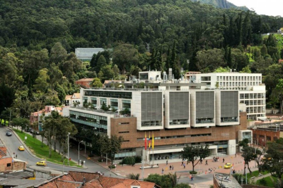 Se trata de una biblioteca con una importante colección de libros.