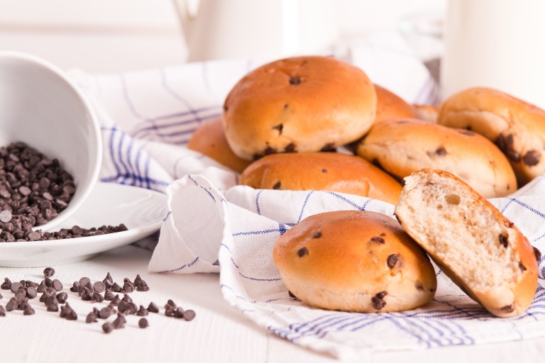 Cinco pasos para preparar un pan brioche con chips de chocolate