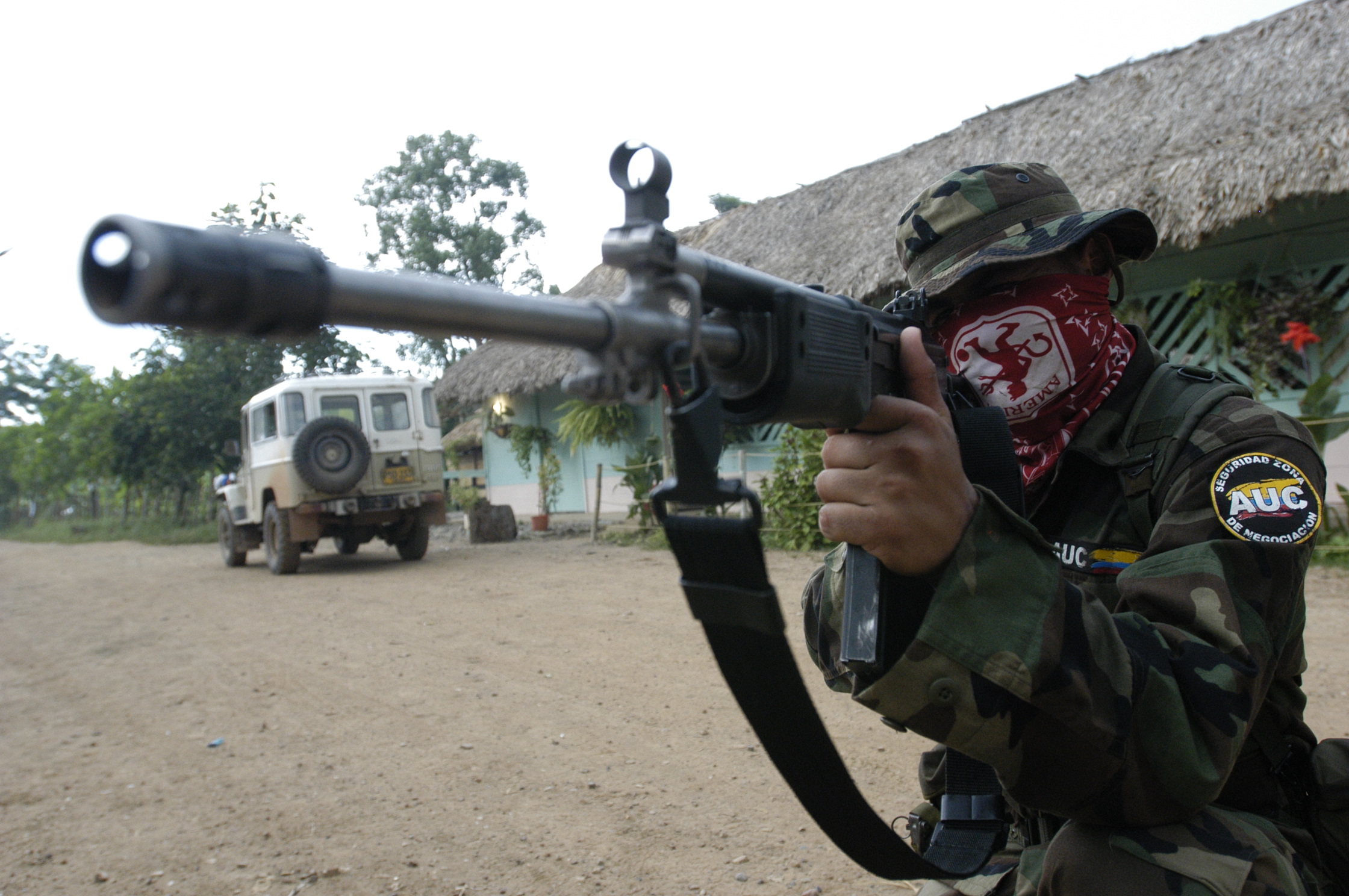 El primer bloque paramilitar en desmovilizarse fue el Bloque Cacique Nutibara bajo el mando de Diego Murillo Bejarano ‘Don Berna’, el 25 de noviembre del 2003 en Medellín, mientras que el último se dio en la región de Urabá, justo un mes antes de la reelección de Álvaro Uribe.