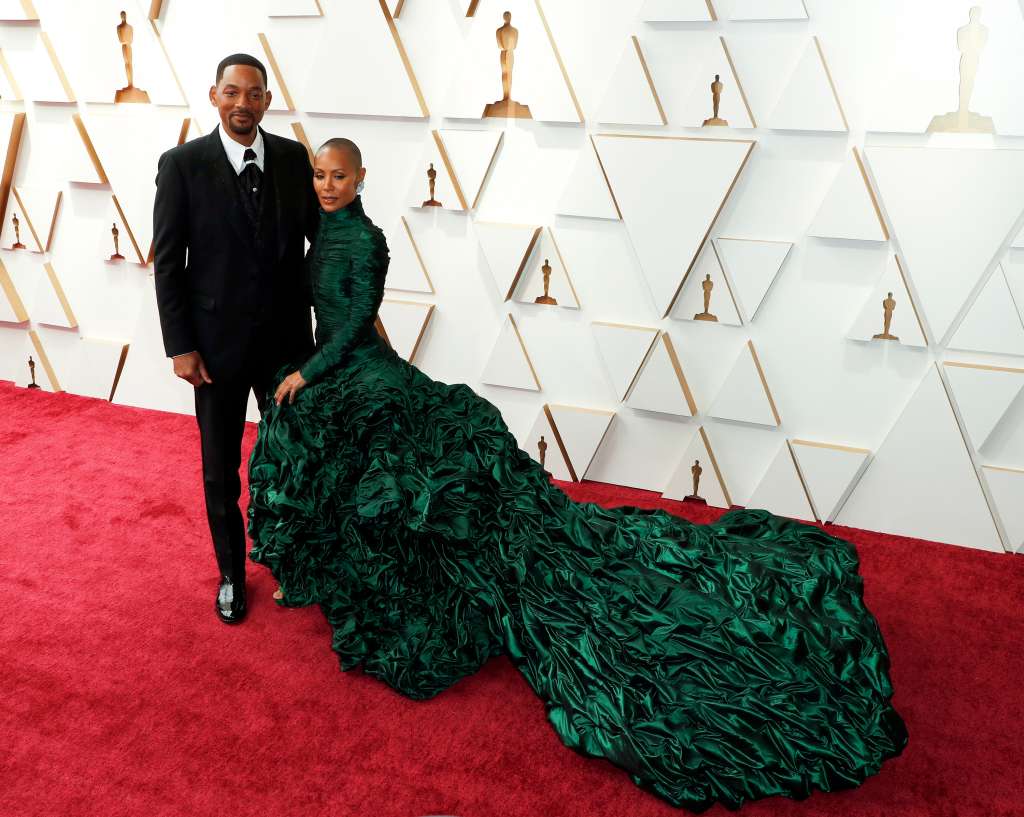 Hollywood (United States), 27/03/2022.- US actors Will Smith (L) and Jada Pinkett Smith arrive for the 94th annual Academy Awards ceremony at the Dolby Theatre in Hollywood, Los Angeles, California, USA, 27 March 2022. The Oscars are presented for outstanding individual or collective efforts in filmmaking in 24 categories. (Estados Unidos) EFE/EPA/DAVID SWANSON