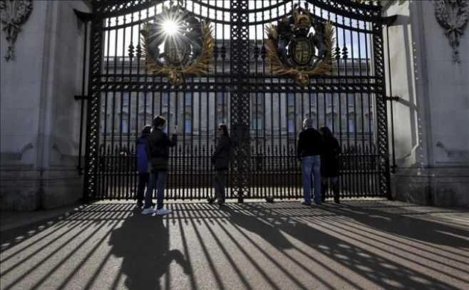 «Alá es grande», el grito de un hombre capturado con una espada frente el palacio de Buckingham