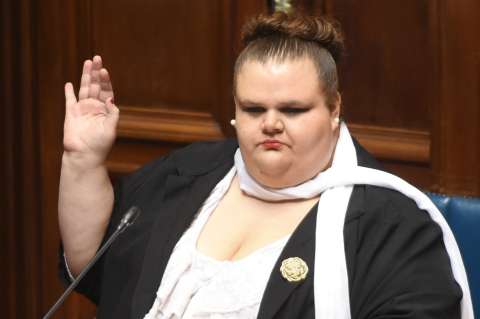Michelle Suárez, la primera senadora trans de Uruguay, renunció por caso de fraude