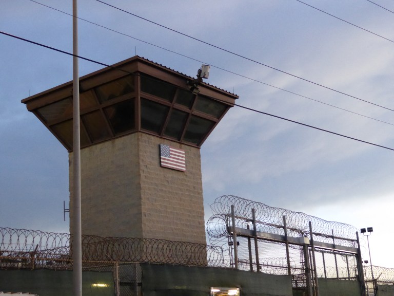 La Bahía de Guantánamo explicada: costos, cautivos, ¿por qué sigue operando?
