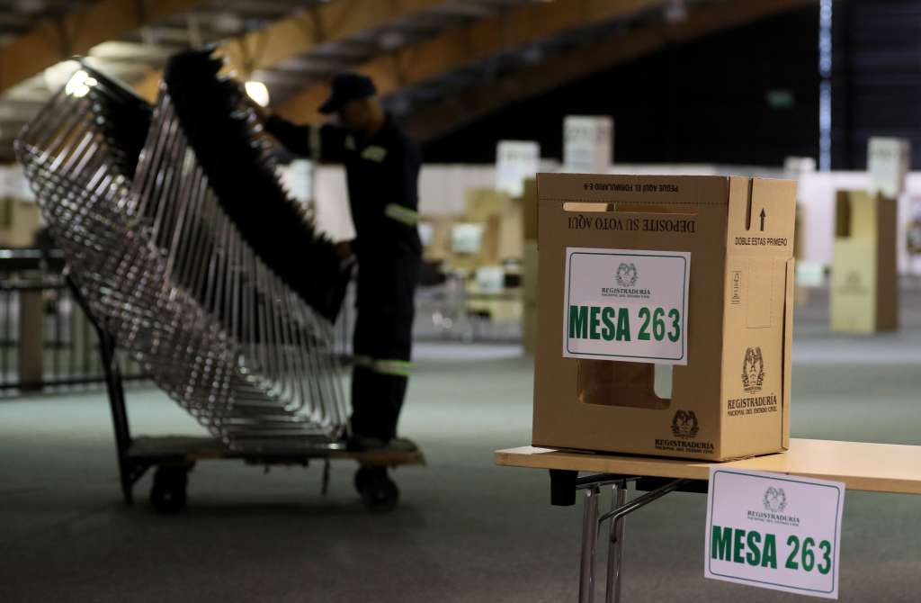 ACOMPAÑA CRÓNICA: COLOMBIA ELECCIONES***AME1125. BOGOTÁ (COLOMBIA), 06/03/2022.- Fotografía de archivo fechada el 15 de junio de 2018 que muestra a un hombre que organiza las mesas de votación en el colegio electoral instalado en Corferias, en Bogotá (Colombia). La compra de votos, un fenómeno arraigado en la política colombiana, resurge cada vez que hay elecciones por la acción de grupos que mueven montañas de dinero para sobornar a los electores a cambio su apoyo en las urnas pese a ser un delito que se castiga hasta con nueve años de prisión. Los altos índices de pobreza, baja cultura ciudadana y un sofisticado andamiaje político-electoral aparecen como las principales causas de la compraventa de votos en el país que el próximo domingo celebrará elecciones legislativas. EFE/Mauricio Dueñas Castañeda /ARCHIVO