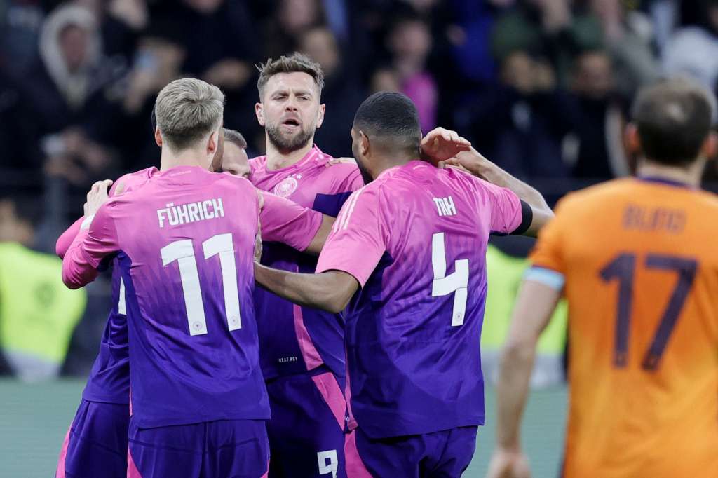 Frankfurt Am Main (Germany), 26/03/2024.- Germany's Niclas Fuellkrug celebrates with teammates after scoring the 2-1 goal during the friendly international soccer match between Germany and the Netherlands in Frankfurt am Main, Germany, 26 March 2024. (Futbol, Amistoso, Alemania, Países Bajos; Holanda) EFE/EPA/RONALD WITTEK