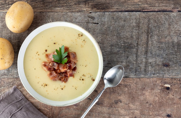 Esta es la receta para preparar una sopa de papa con tocineta