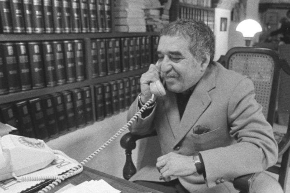 Gabriel García Márquez en su casa en México, desde donde se conectaba con los hilos del poder global. La foto está en la Universidad de Texas, a donde también irán todas sus cartas. / Cortesía