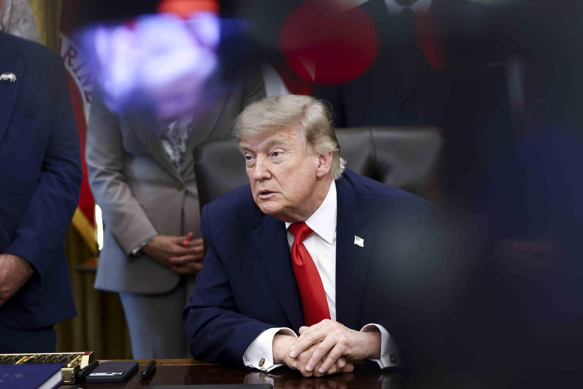 WASHINGTON (United States), 11/06/2026.- US President Donald Trump responds to a question from the news media after signing a fisheries proclamation in the Oval Office of the White House in Washington, DC, USA, 11 June 2026. Trump signed a proclamation opening parts of the Pacific to commercial fishing access for US-flagged vessels. EFE/EPA/JIM LO SCALZO / POOL