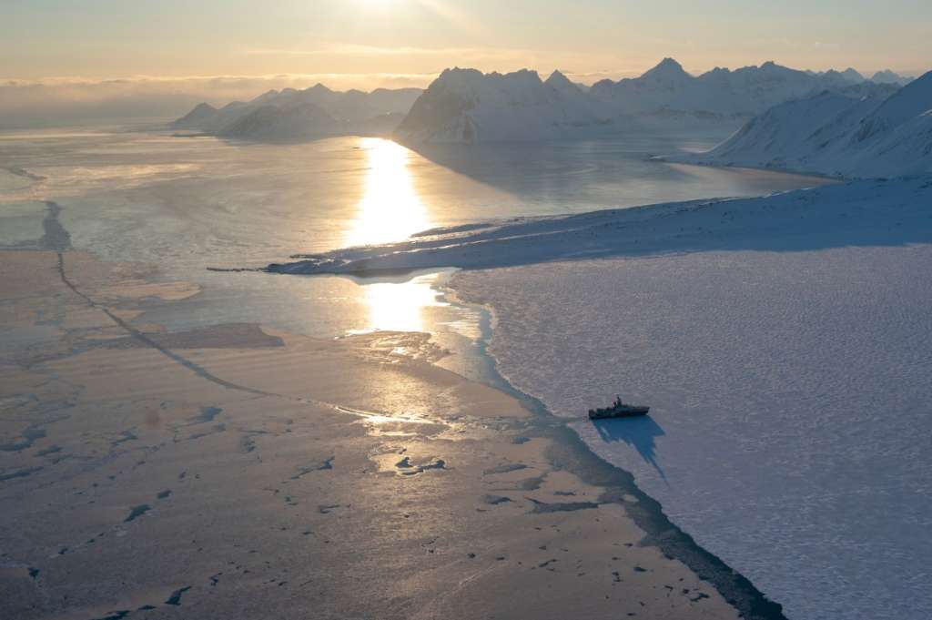Tanto la Met Office como Carbon Brief recuerdan que los episodios intensos de El Niño suelen estar asociados a un aumento de la temperatura media global, ya que el calor adicional que se libera del océano a la atmósfera se propaga por todo el planeta, calentando aún más otras cuencas oceánicas.