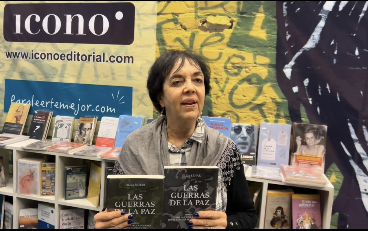 Olga Behar con la nueva edición de su libro.