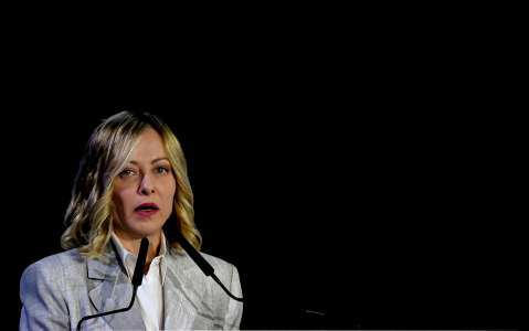 Sacerdote cercano al papa, víctima de espionaje: gobierno de Meloni, bajo presión