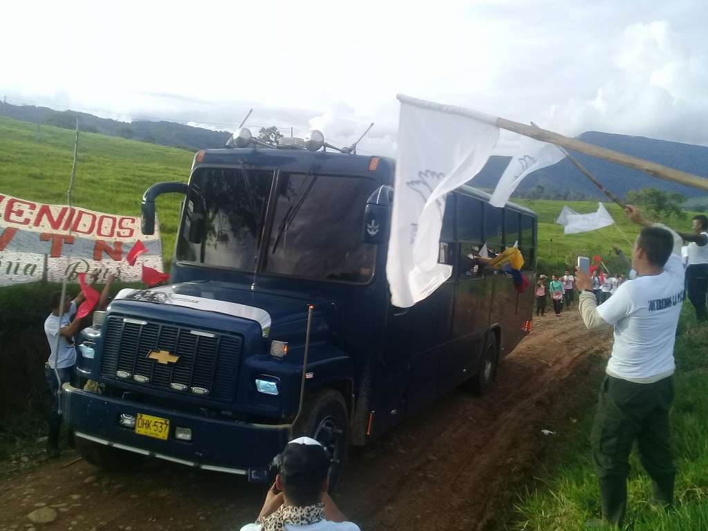 El arribo de uno de los buses del Inpec con guerrilleros excarcelados a la zona veredal de Mariana Paz en el Meta. /Cortesía