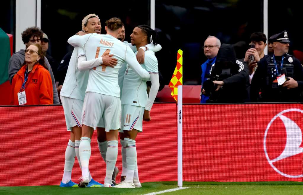 Foxborough (United States), 26/03/2026.- Hugo Ekitike (L) of France celebrates with teammates after scoring his team's second goal during the international friendly match between Brazil and France in Foxborough, Massachusetts, USA, 26 March 2026. (Futbol, Amistoso, Brasil, Francia) EFE/EPA/ADAM RICHINS