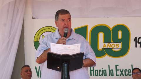 A alcalde del Atlántico se le cayeron los pantalones en medio de discurso ¿qué pasó?
