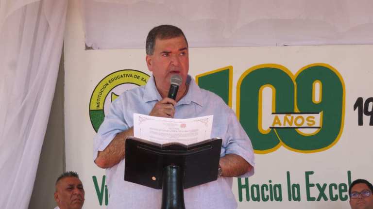 A alcalde del Atlántico se le cayeron los pantalones en medio de discurso ¿qué pasó?